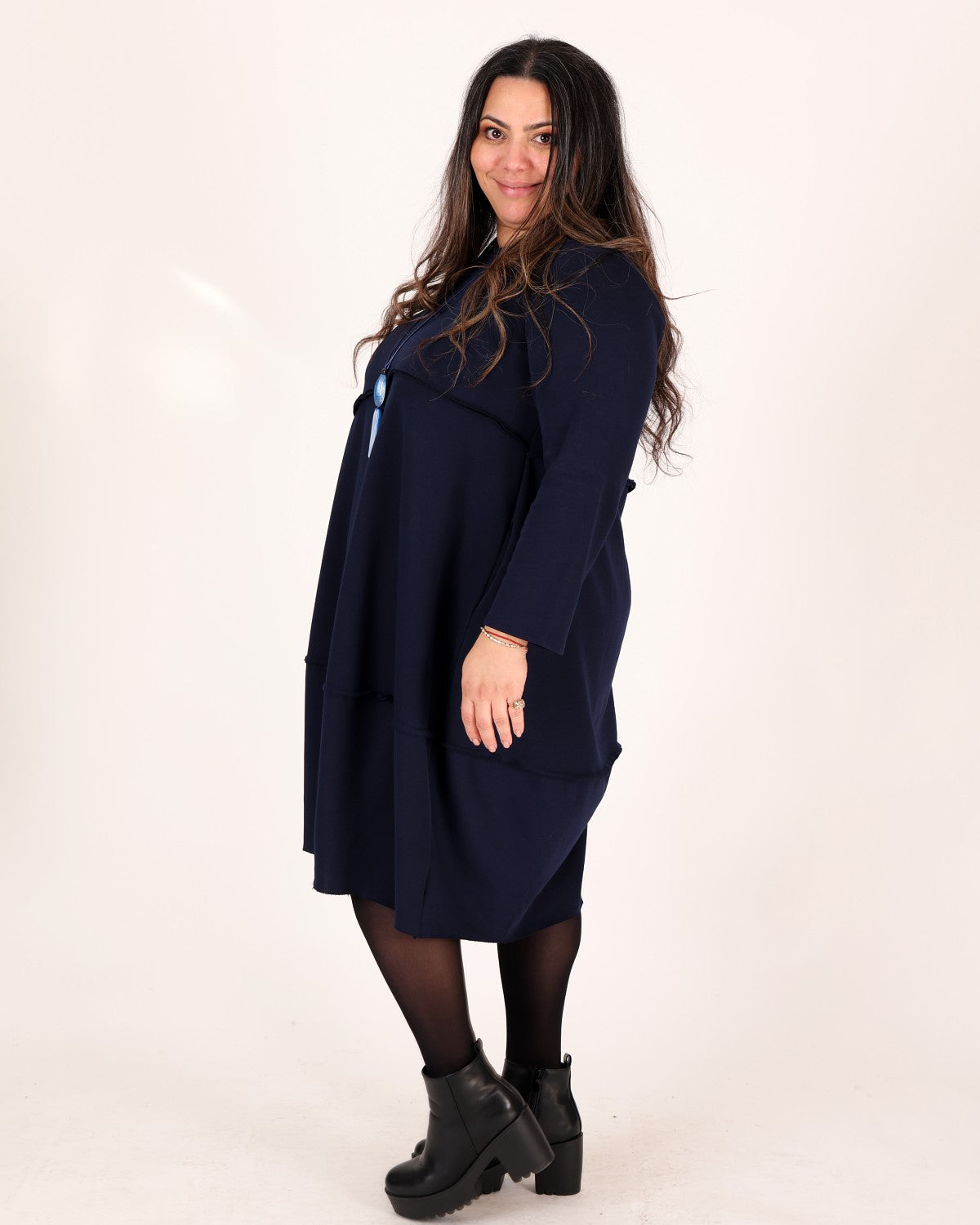 Robe droite bleu marine à coupe originale – Marie la Lune